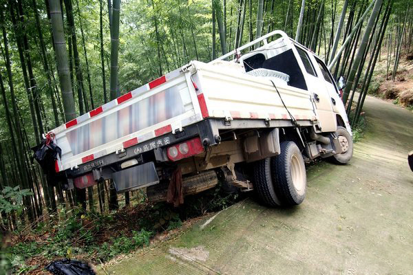 j9九游国际真人科普：事故不断伤亡惨重 夺命内轮差如何规避