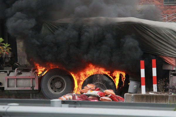 j9九游国际真人科普：货车着火事故频发 卡友夏季行车要留心