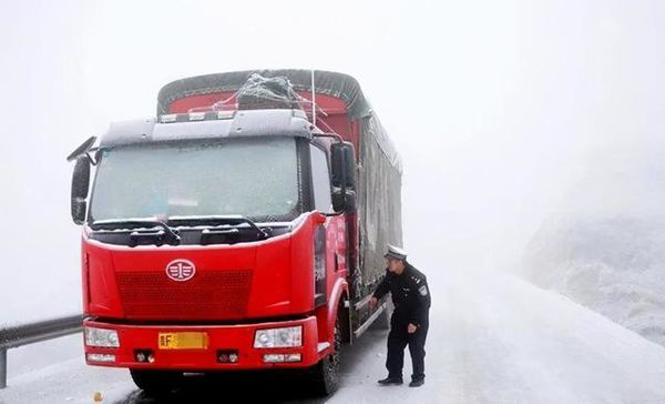 20条暴雪预警 卡车变冰雕 司机抽油取暖